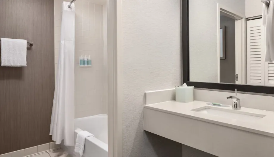 Courtyard-Bloomington-Mall-of-America-Bathroom-03 Courtyard-Bloomington-Mall-of-America-Bathroom-03