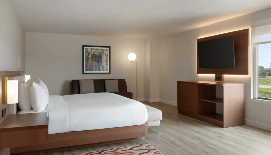 DoubleTree-South-Plaza-Corner-King