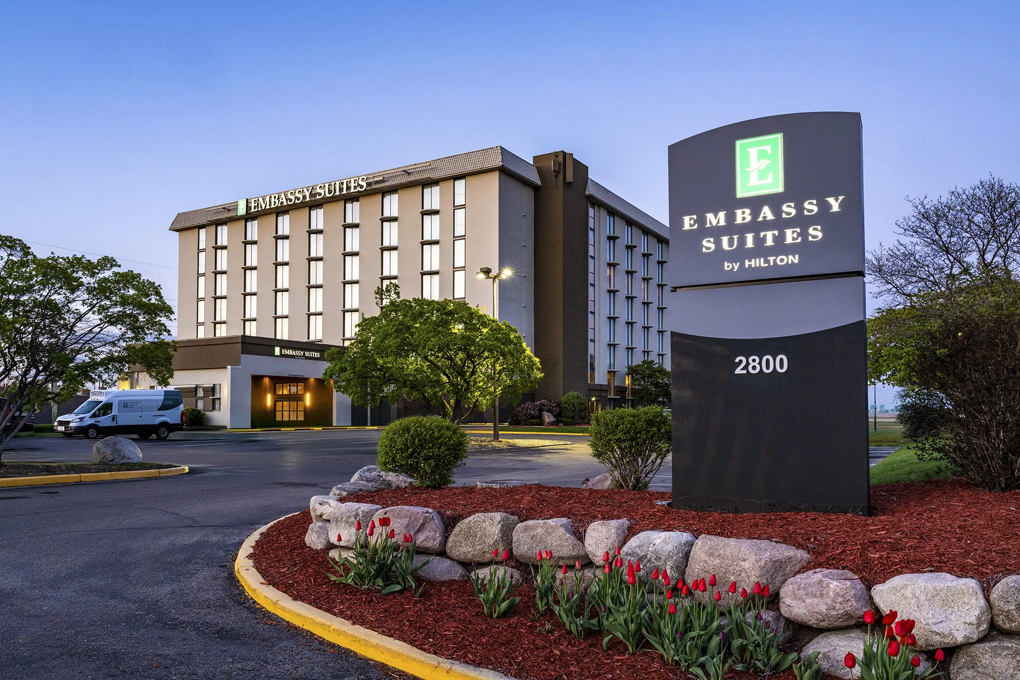 Exterior_Evening-Angle Embassy Suites by Hilton Minneapolis Bloomington Edina