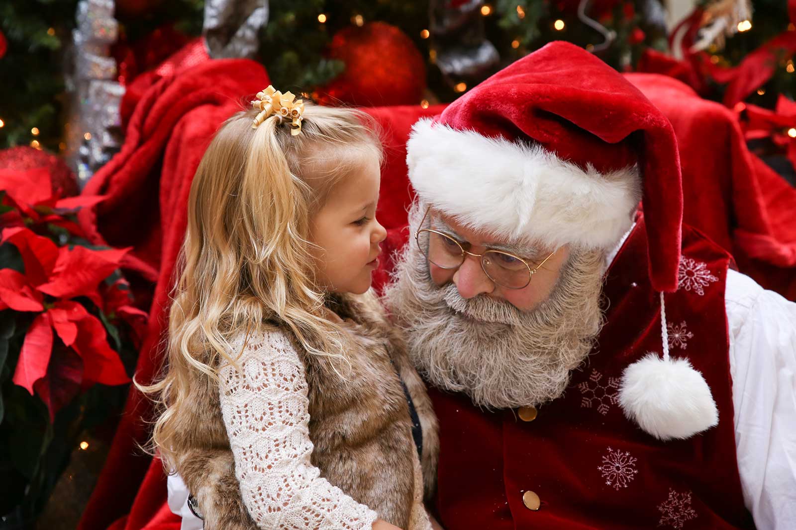 image of santa and girl at mall of america