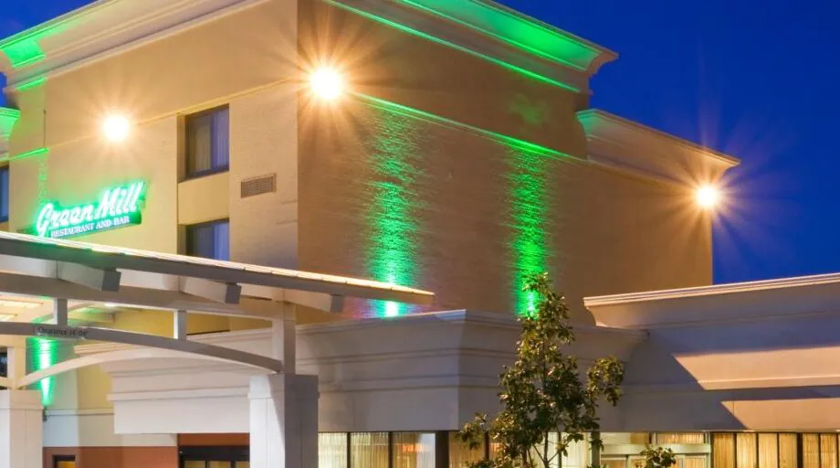 holiday-inn-bloomington-4410553333-16x5 holiday-inn-bloomington-4410553333-16x5