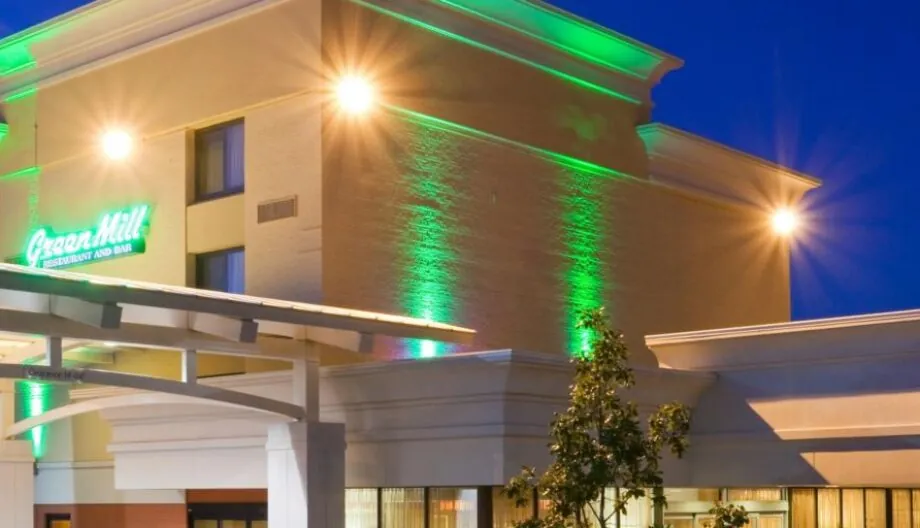 holiday-inn-bloomington-4410553333-16x5