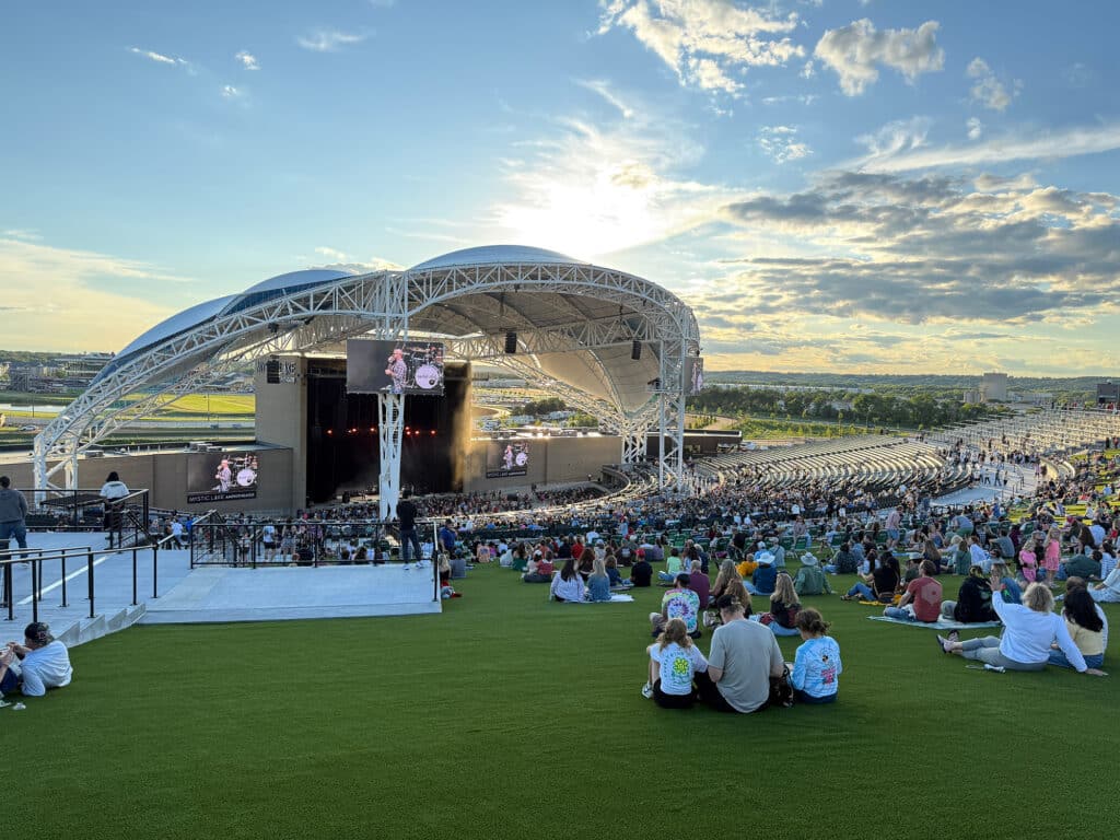 Mystic Lake Amphitheater - Concert Hotels in Bloomington, MN